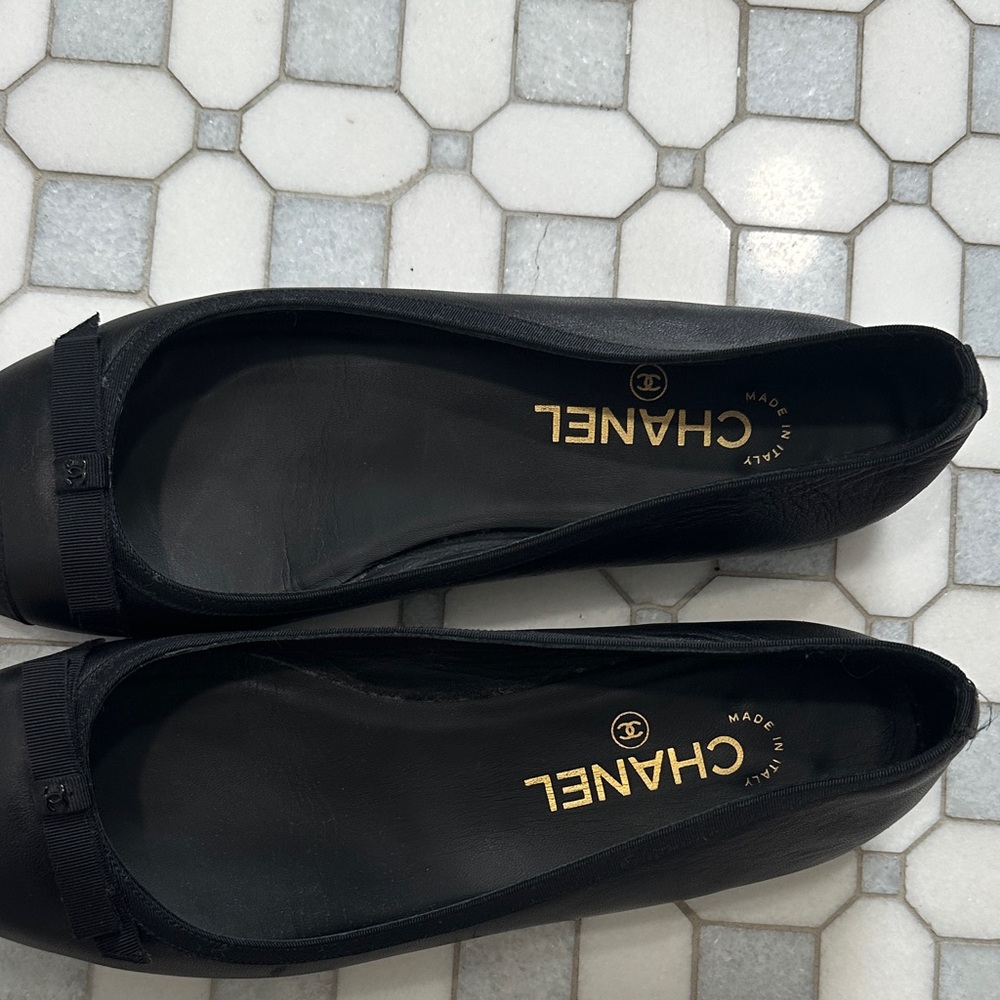 CHANEL Black Leather Flats with Bow Detail - Picture 4 of 5